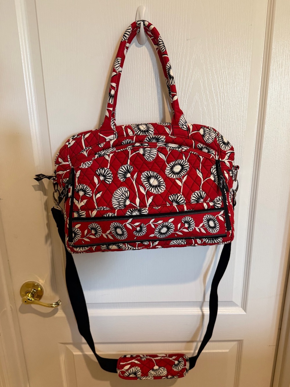 Vera Bradley Quilted Red Floral Computer
Bag with Adjustable Long Strap